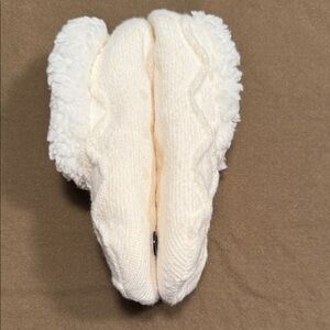 NWOT Cozy White/cream Knit slipper socks with grippy bottom size small 4/6